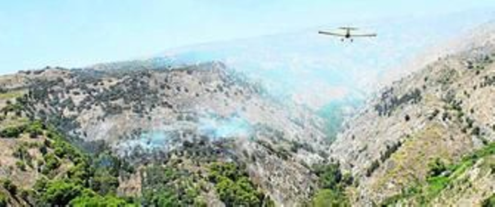 Un avión trabaja en las tareas de extinción de las llamas.