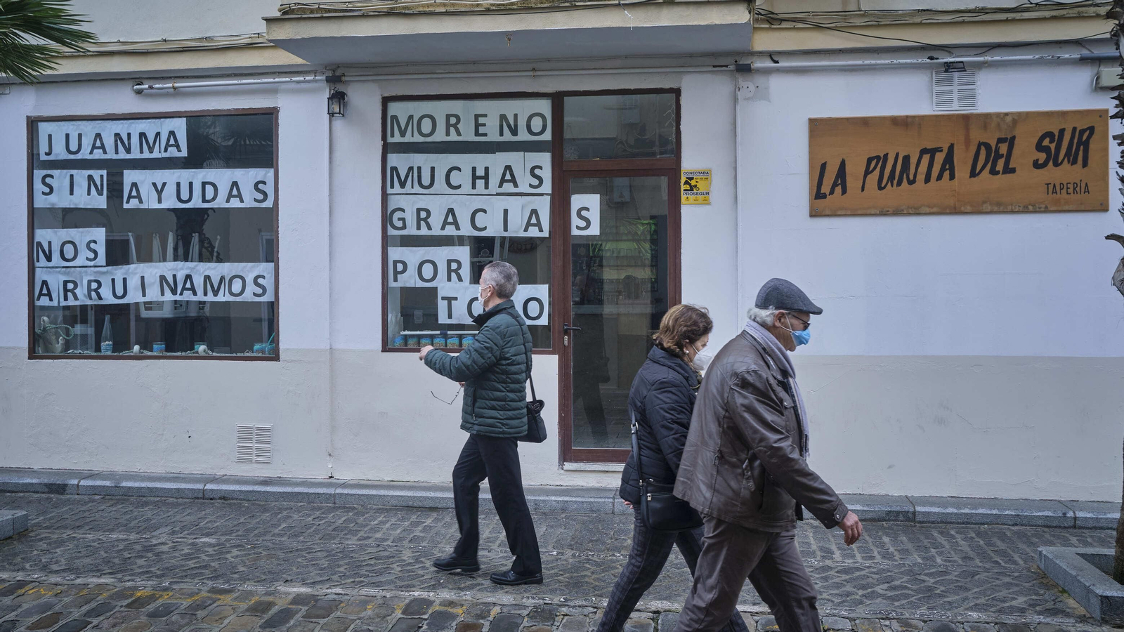 La fachada del bar 'La Punta del Sur' en la calle de La Palma repleta de cartelería contra la política de la Junta. La fachada del bar 'La Punta del Sur' en la calle de La Palma repleta de cartelería contra la política de la Junta.