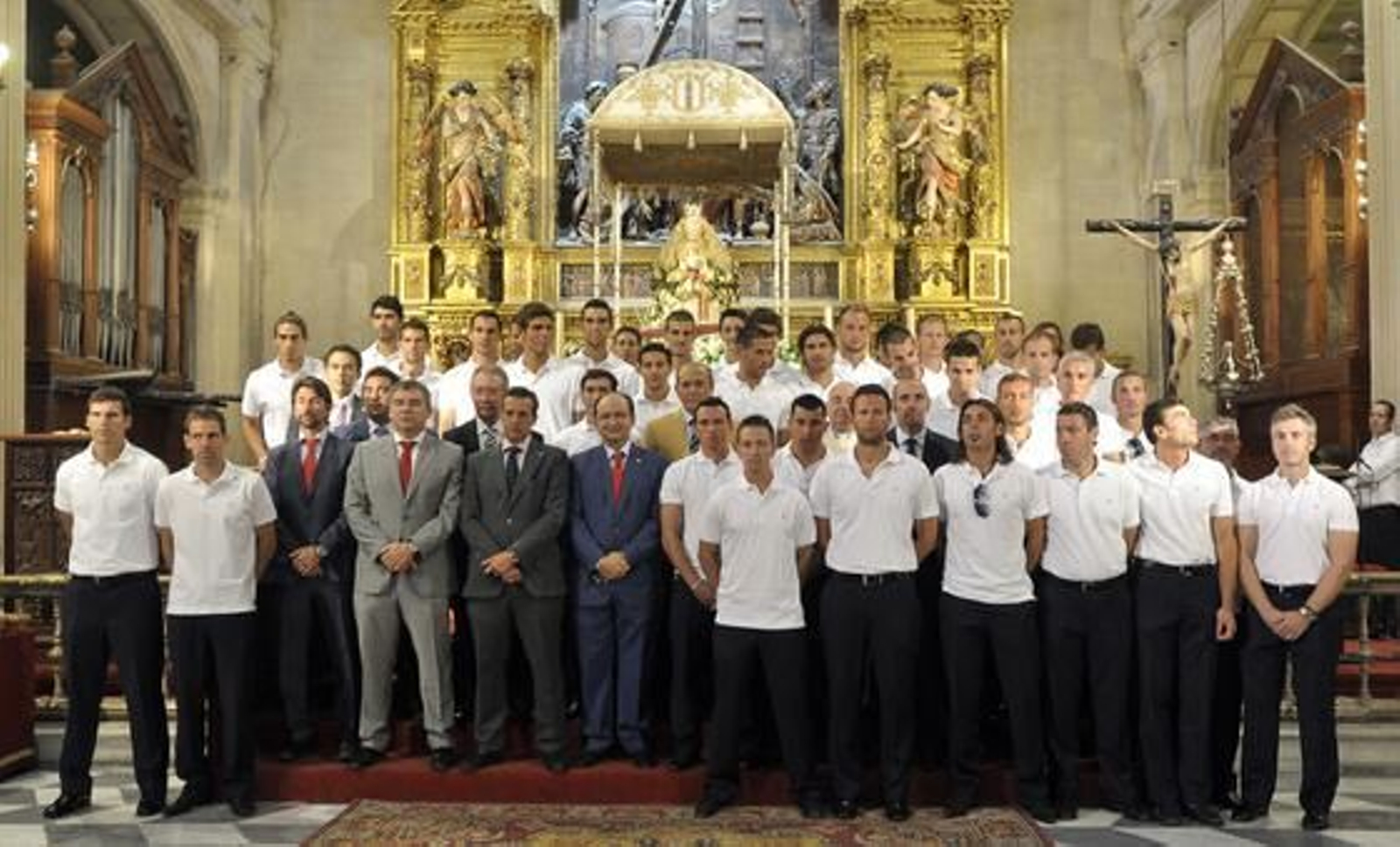 Miembros de la plantilla y directivos posan ante el altar de la Virgen de los Reyes.

Foto: Manuel Gómez