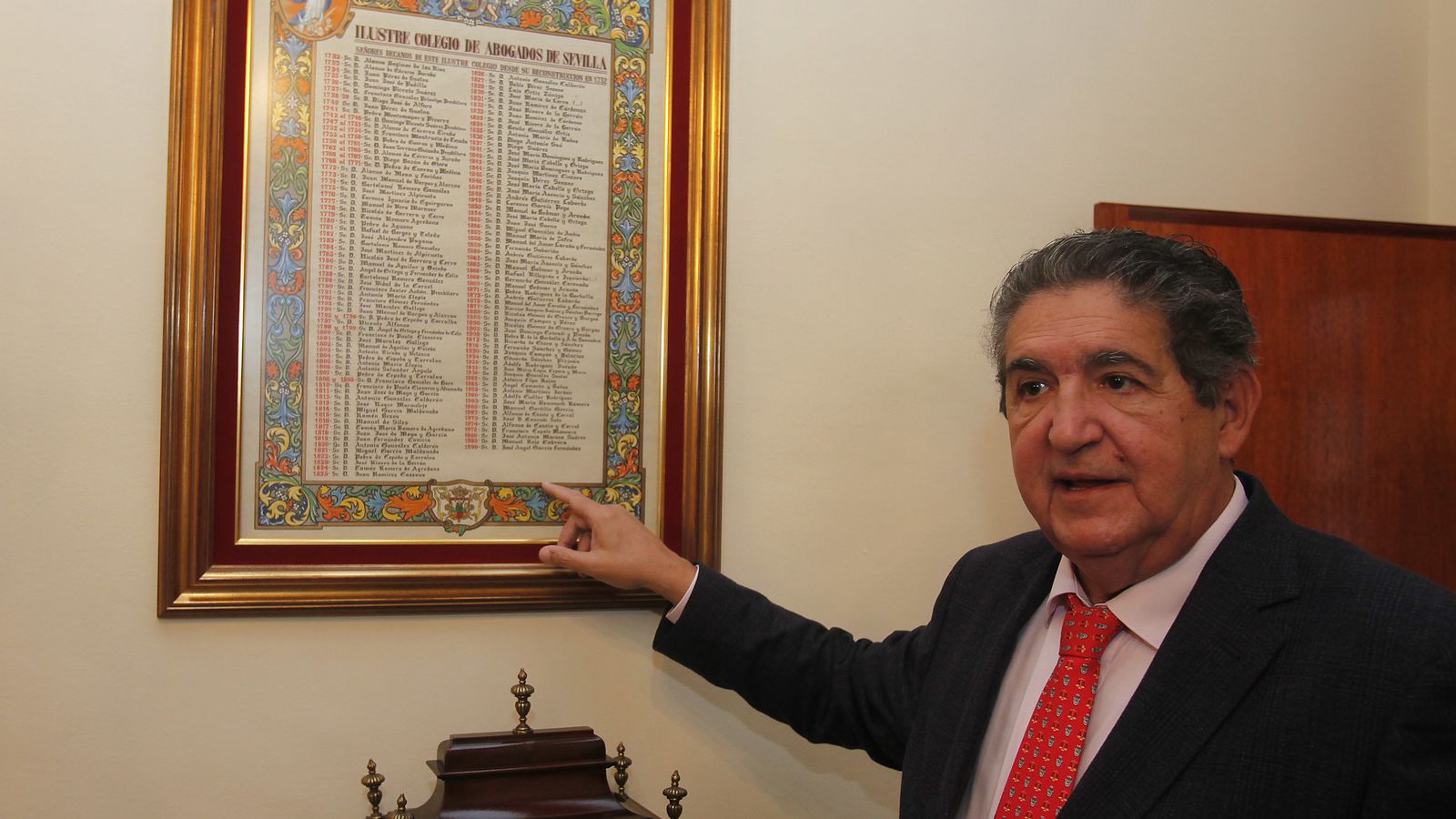 El decano muestra el cuadro que recoge todos los decanos desde el siglo XVIII.