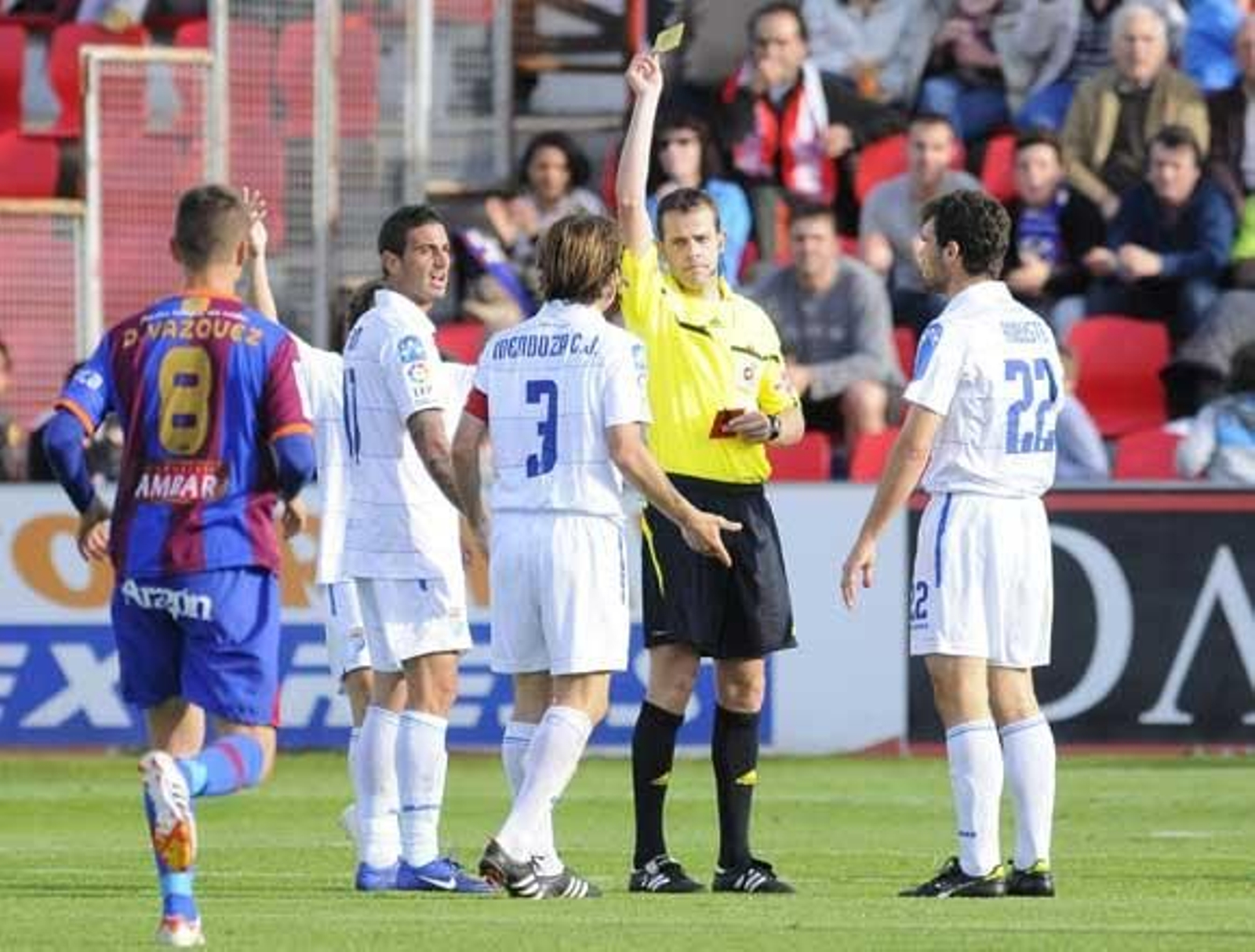 Mendoza protesta tras ser amonestado. /LOF