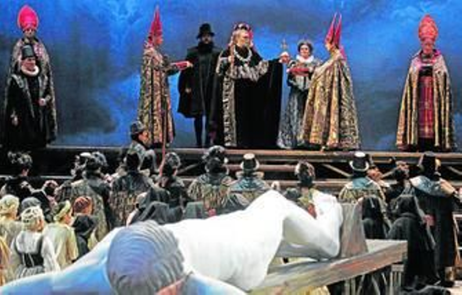 Una escena de la ambiciosa producción de 'Don Carlo' de Verdi que, con dirección escénica de Giancarlo del Monaco, acoge ahora el Maestranza.