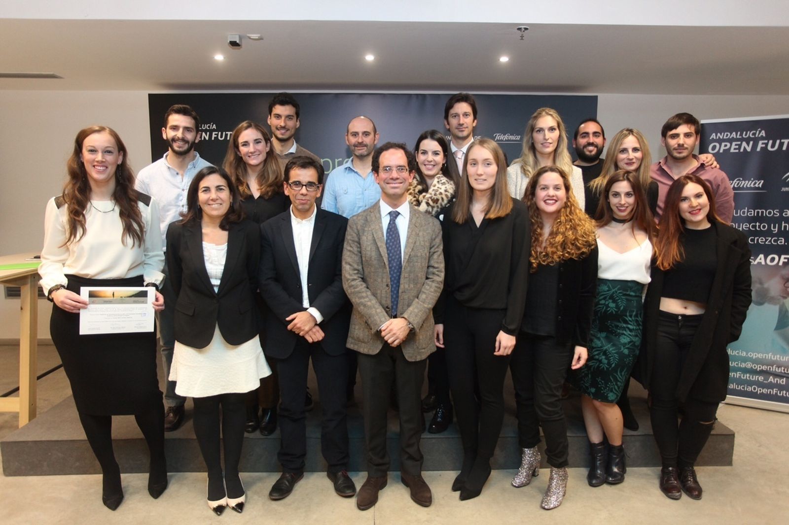 Acto de entrega de los diplomas acreditativos a los becarios.