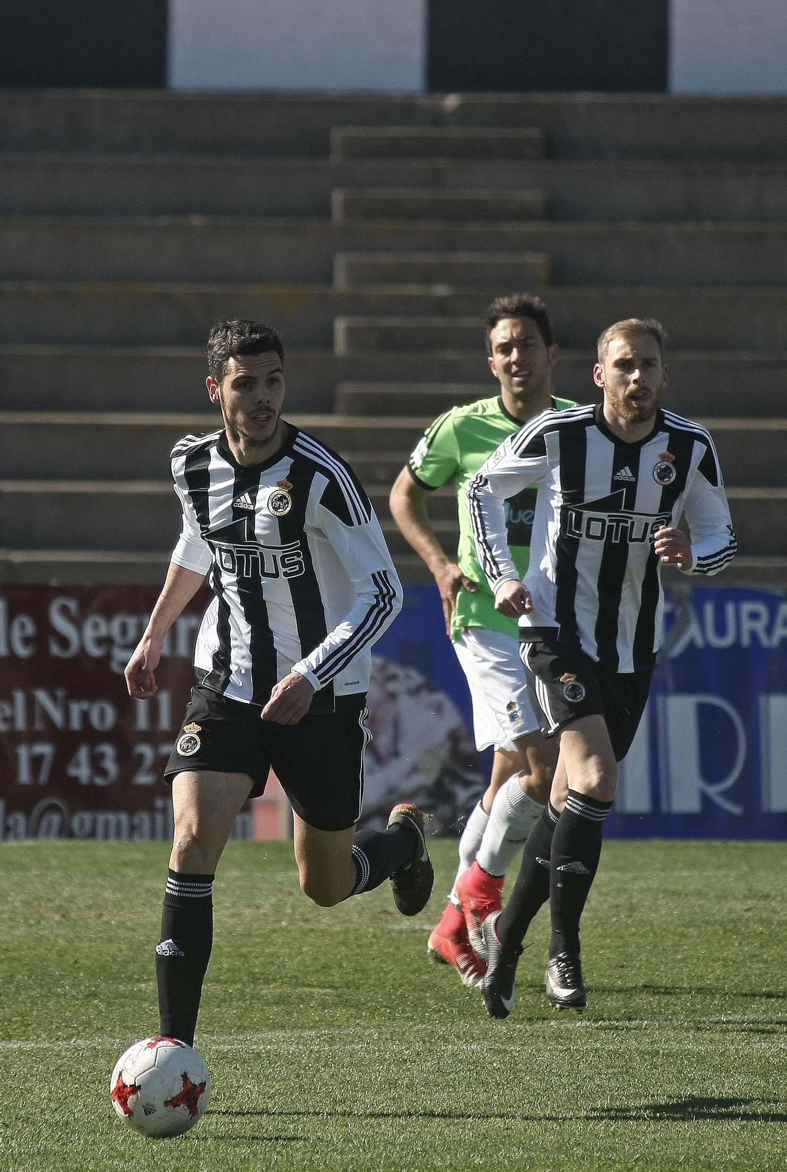 Elías Pérez conduce el balón perseguido por Joe y por un jugador del Recre.