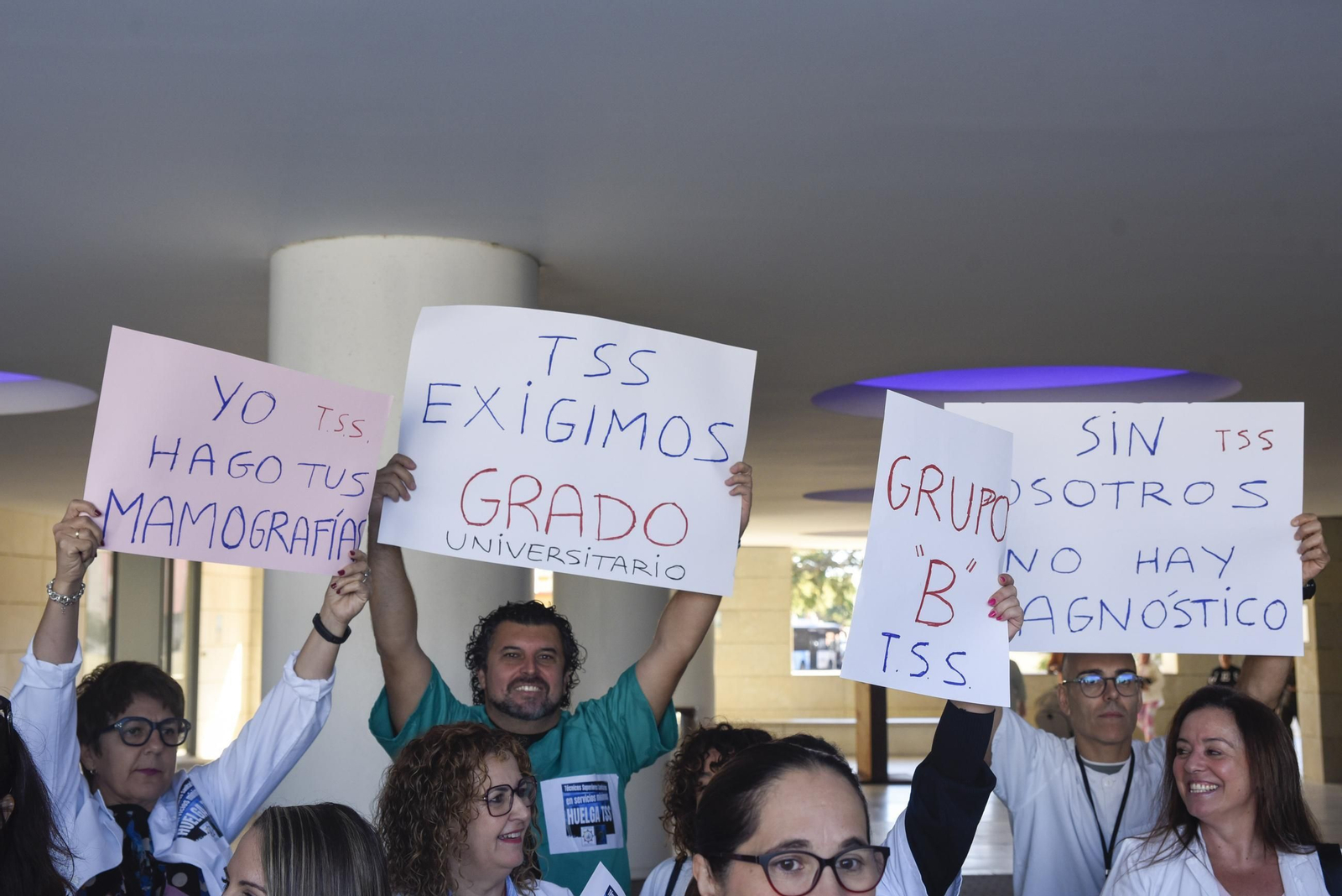 Las fotos de la concentración de los Técnicos Superiores Sanitarios en el Hospital de La Línea