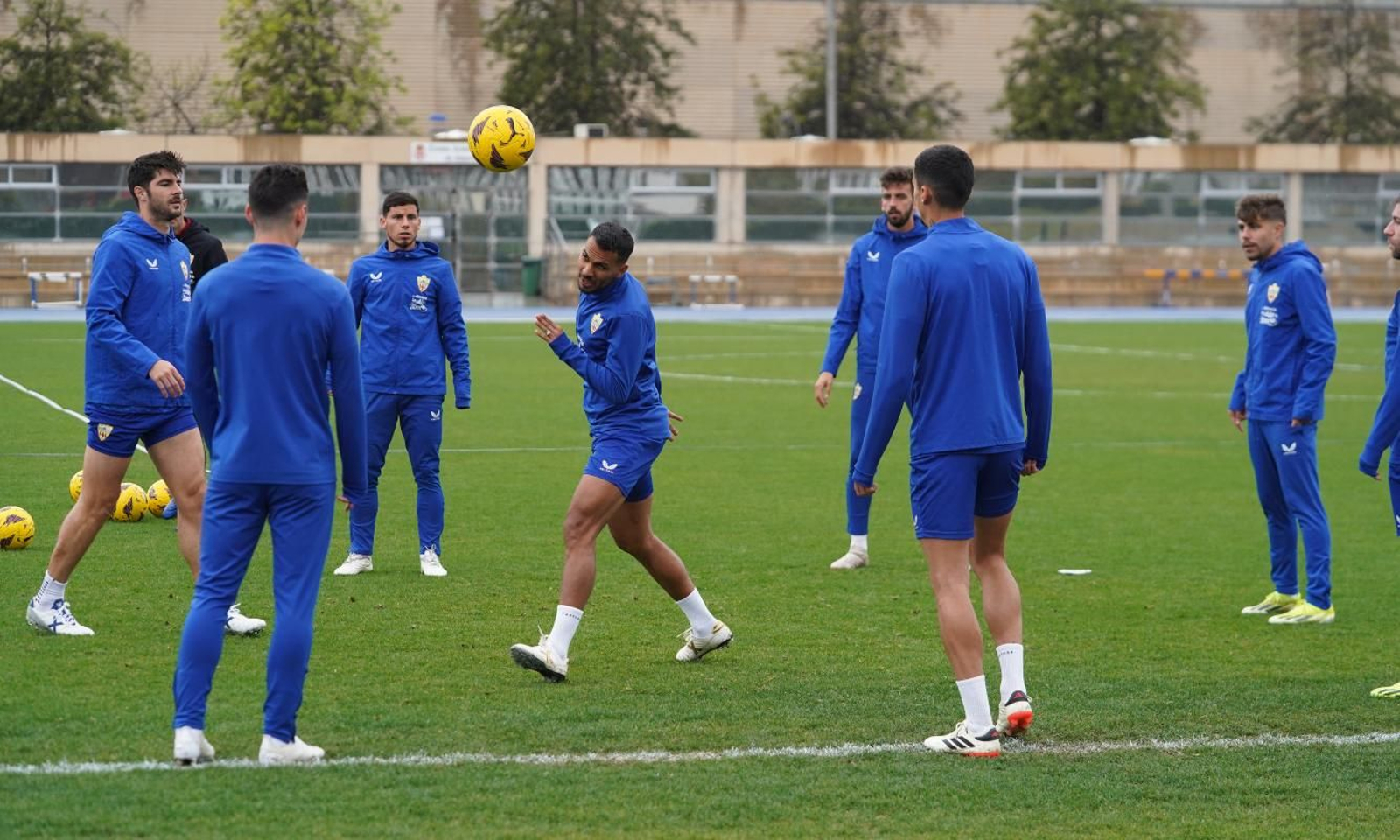 Jonathan Viera corta el esférico con la cabeza en una de las prácticas de la sesión del sábado.