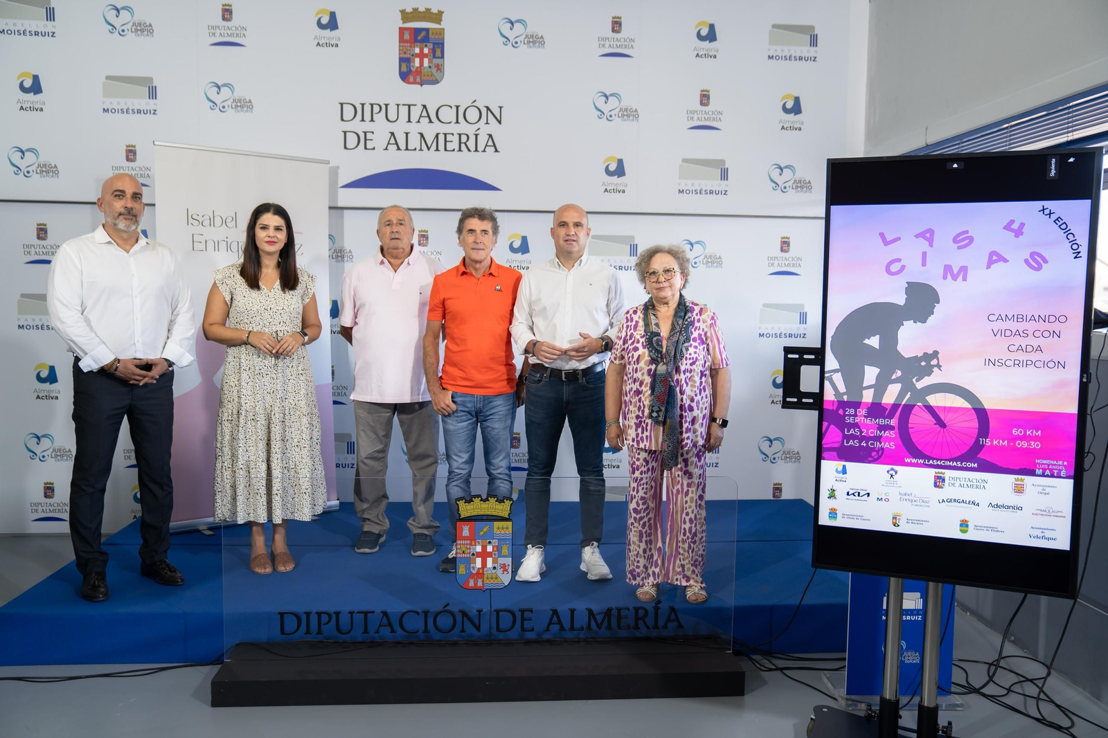 Foto de familia de la presentación de la prueba en el Pabellón Moisés Ruiz de la capital almeriense.