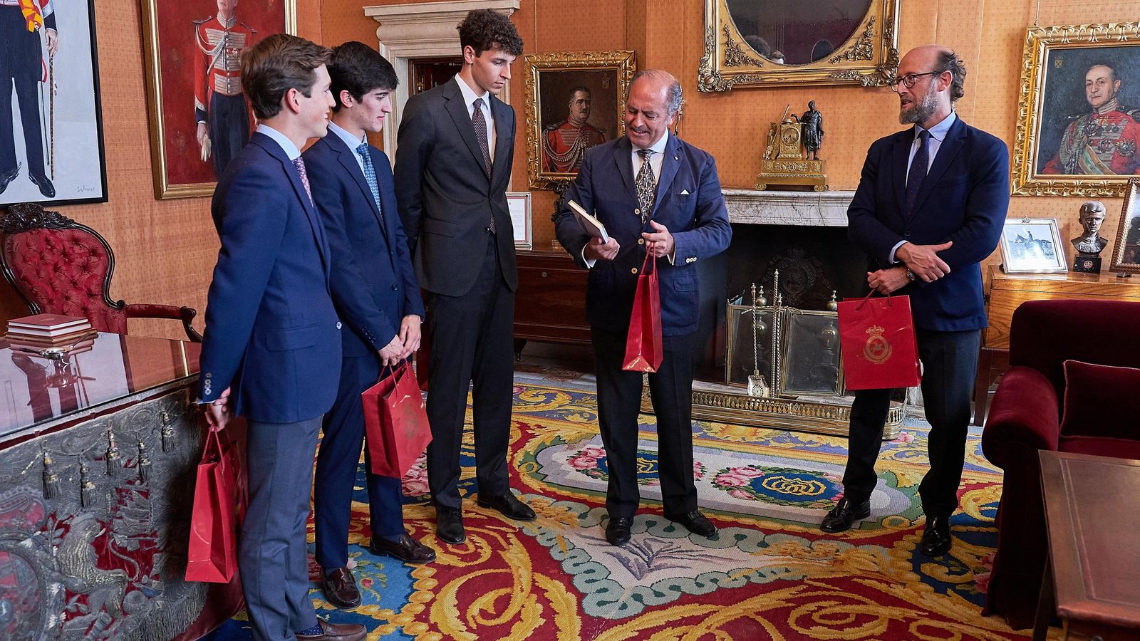 Los novilleros fueron recibidos en la Casa de la Maestranza por su diputado de plaza.