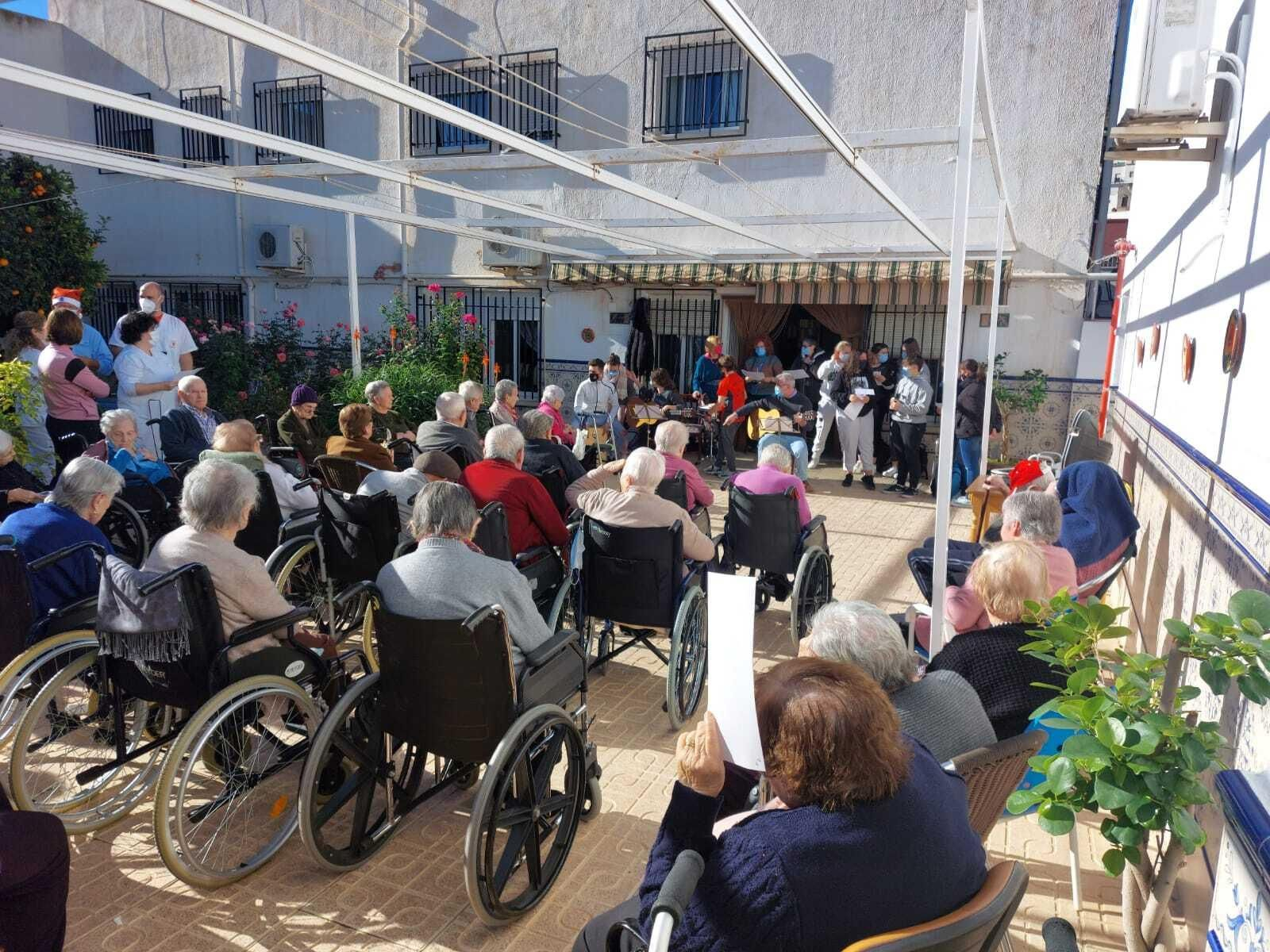 Escolares llenan de villancicos y felicitaciones navideñas las residencias de mayores