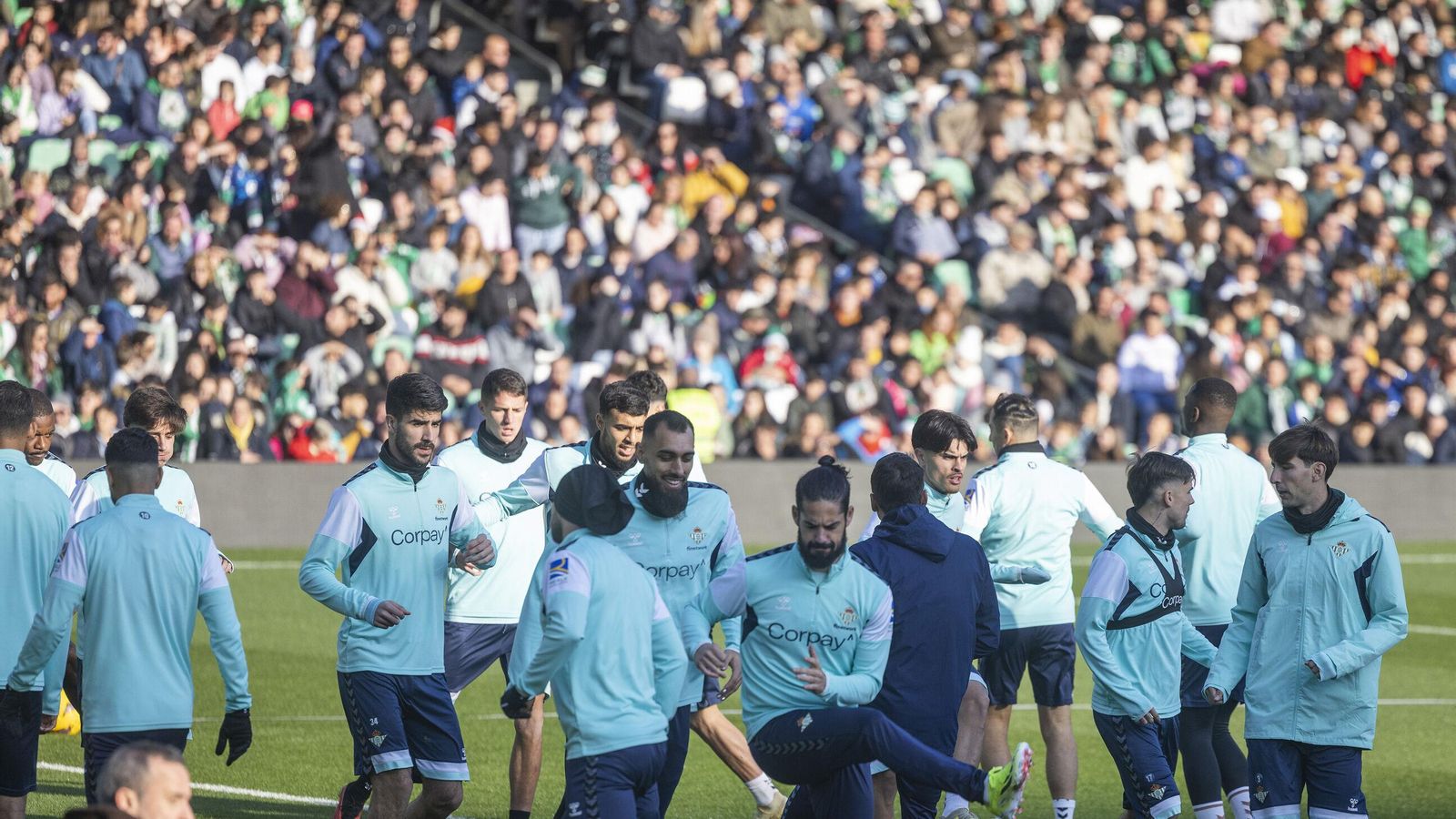 Los jugadores del Betis se ejercitan en el Benito Villamarín ante miles de aficionados.