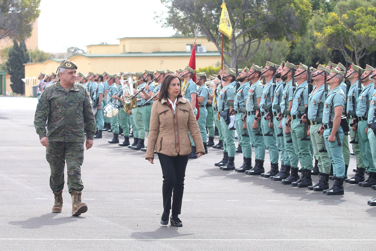Imágenes de la visita de la ministra de Defensa a la base militar de Viator