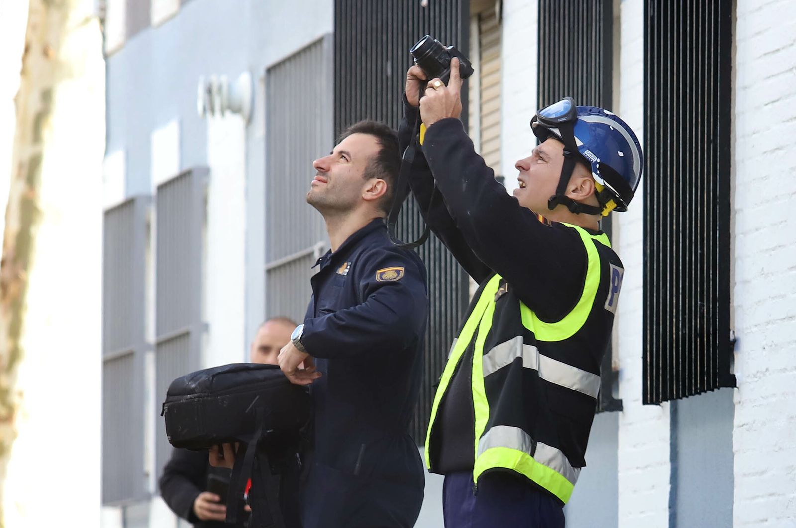 Imágenes de la Policía Nacional investigando el origen del incendio