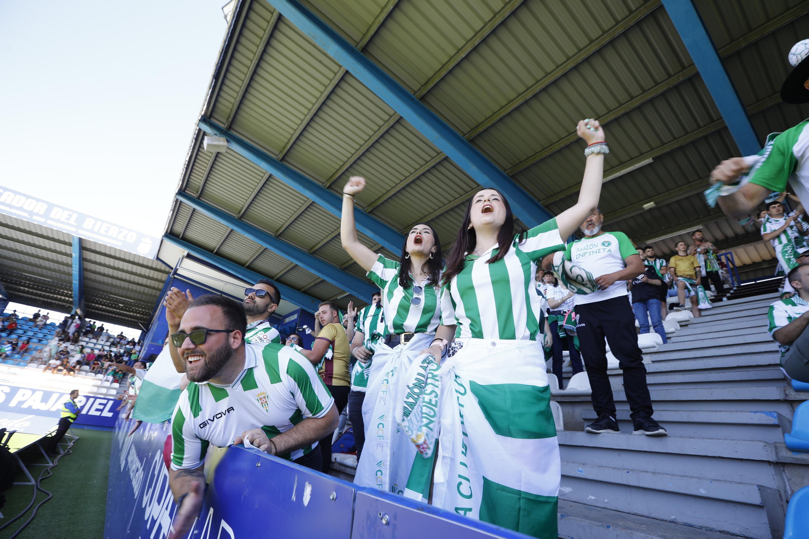 Las mejores fotos de la afición del Córdoba CF en el partido ante la Ponferradina en El Toralín Las mejores fotos de la afición del Córdoba CF en el partido ante la Ponferradina en El Toralín