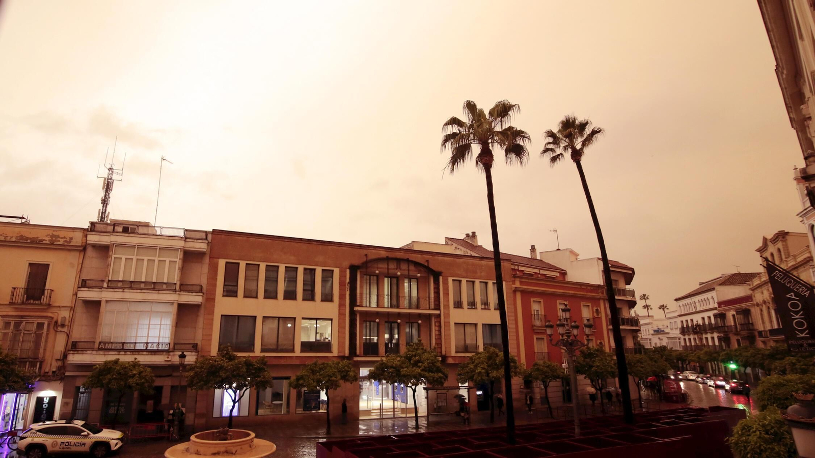 La calima llegó este jueves por la tarde a Jerez, cubriendo los cielos con un manto anaranjado. La calima llegó este jueves por la tarde a Jerez, cubriendo los cielos con un manto anaranjado.