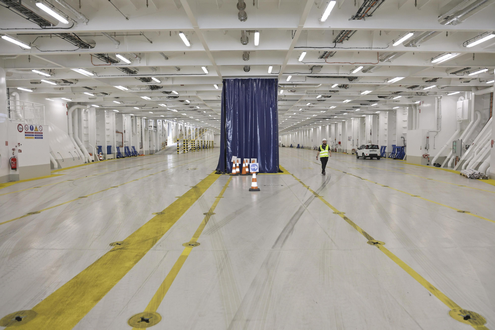 Así es el nuevo ferry ‘Rusadir’ que ha presentado Baleària en el puerto de Málaga.