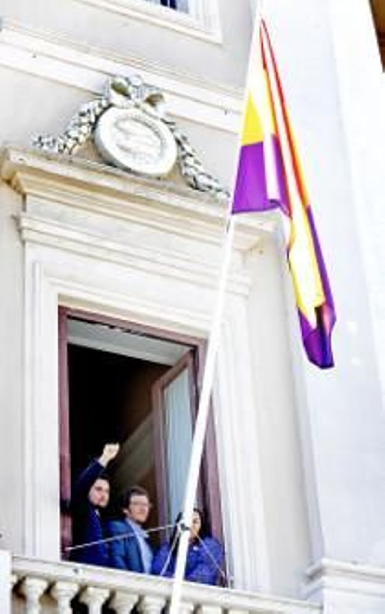 El alcalde defiende la legalidad del izado