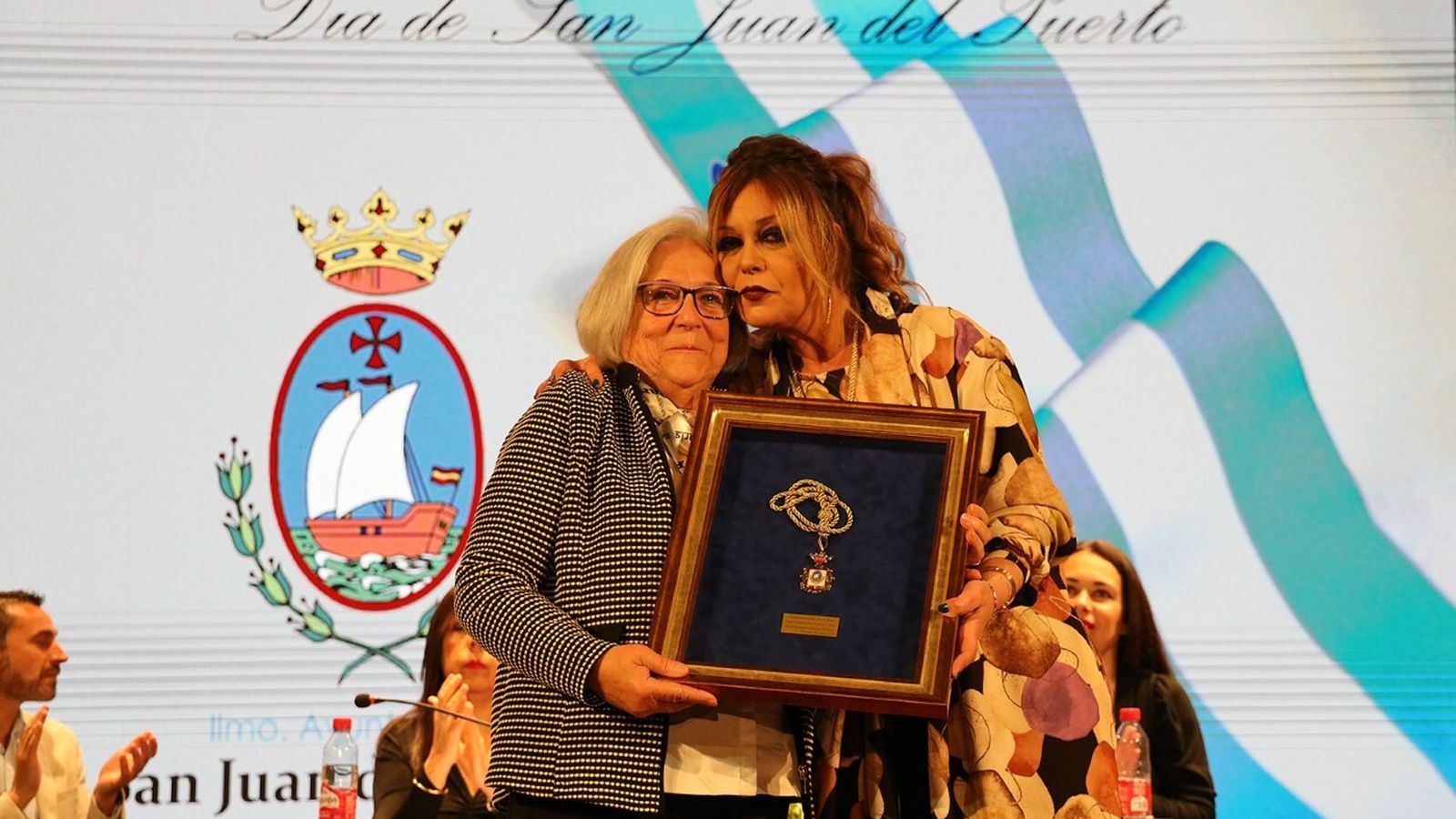 Socorro Díaz recibe en nombre de Cáritas la Medalla de la Villa