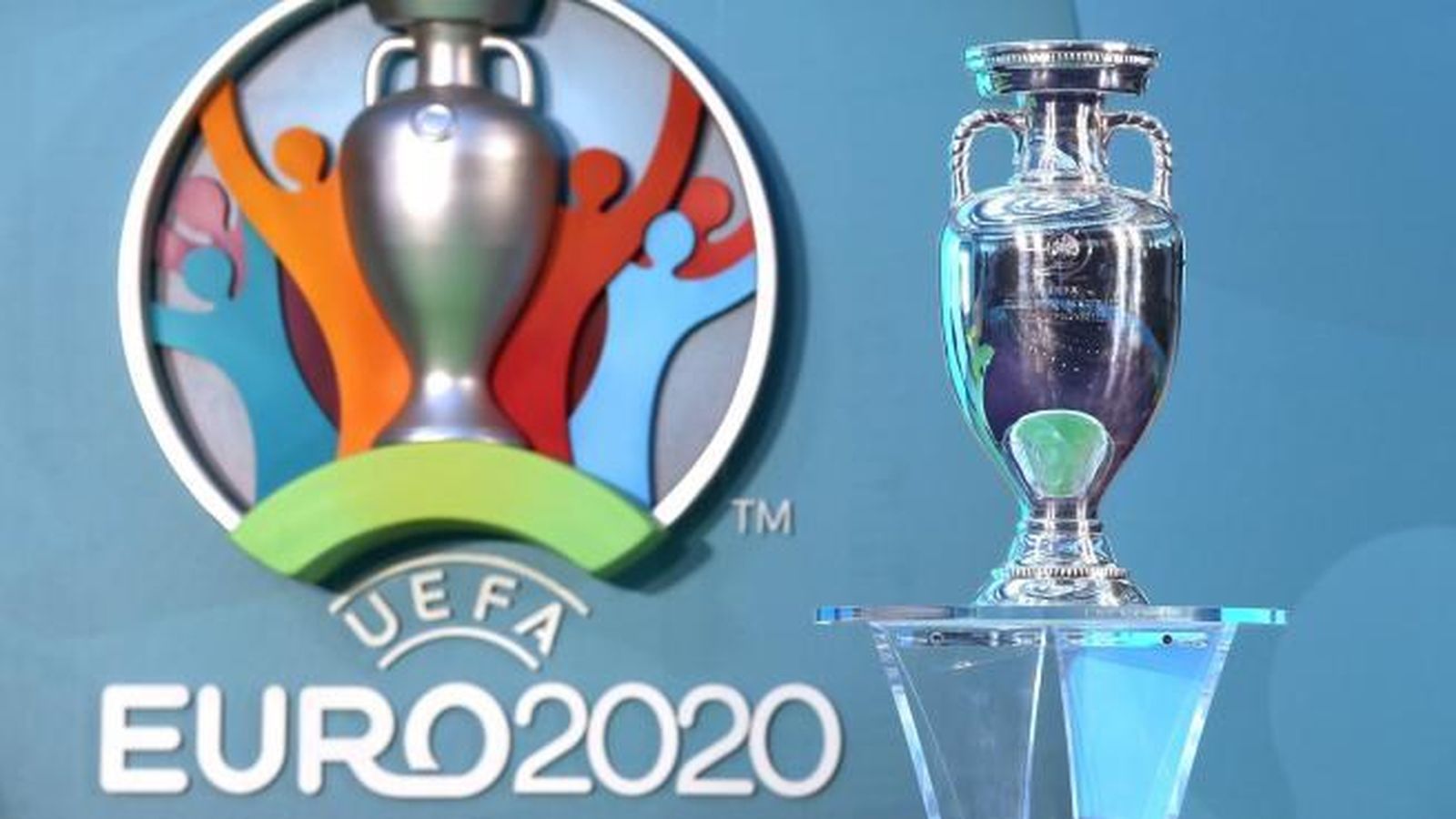 Logotipo y trofeo de la EURO 2020