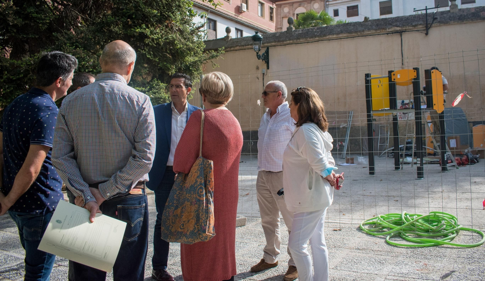 Imagen de la visita del alcalde, Francisco Cuenca, a las obras de remodelación de la Plaza de los Lobos
