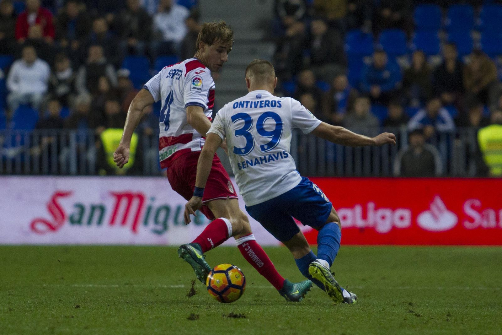 Sergi Samper pisa el balón ante Ontiveros en el partido del viernes contra el Málaga.