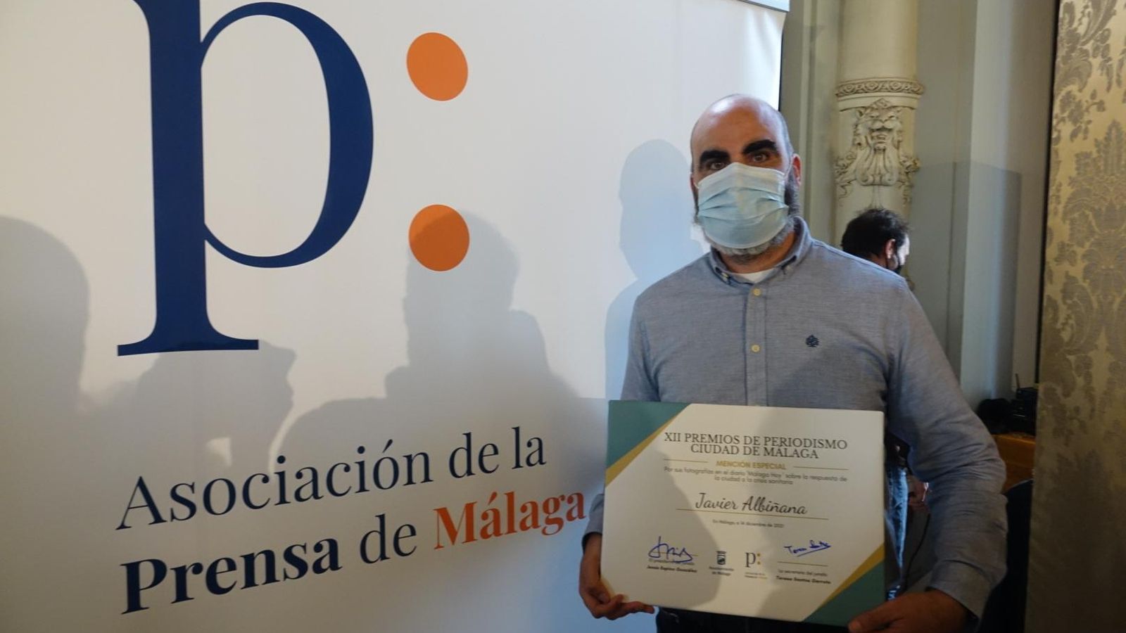 El fotógrafo Javier Albiñana con su mención.