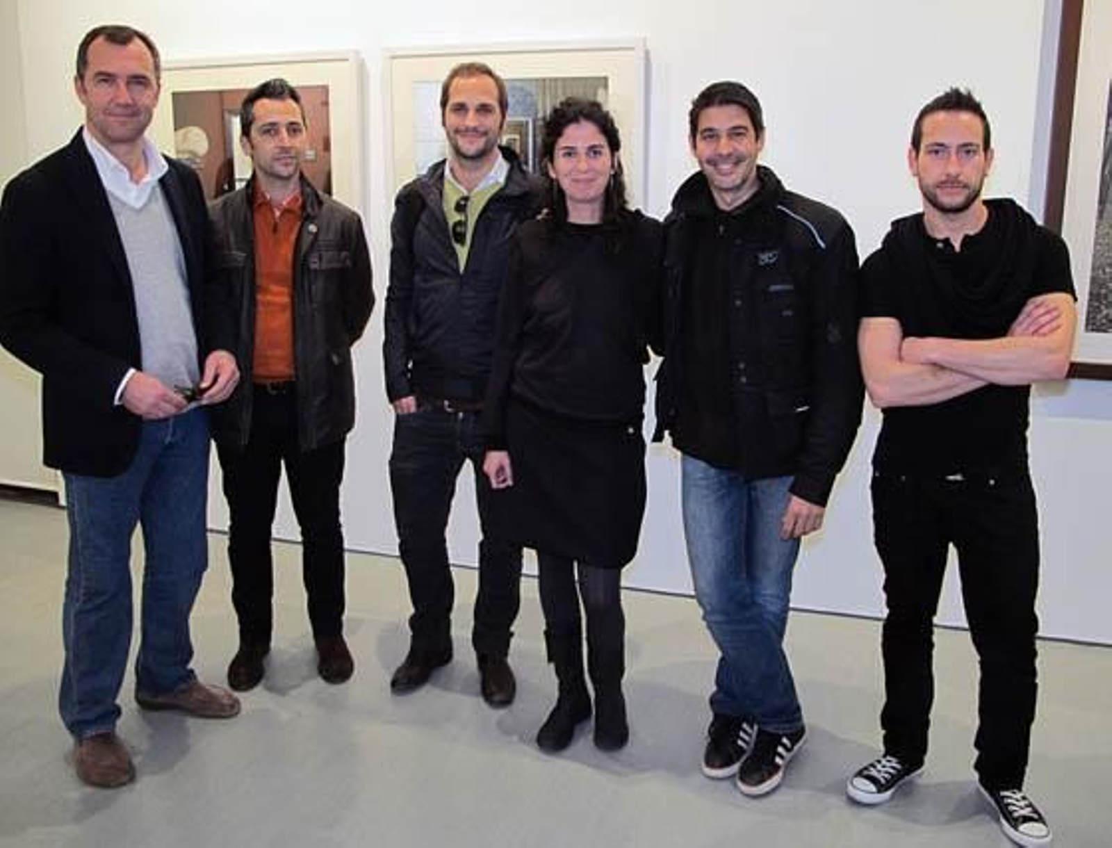 El pintor Paco Pérez Valencia (Universidad Emocional), Antonio Jiménez (AJG Gallery), Alejandro Durán (Portal ‘Los
Claveles’), Camino Laguillo, autora de una proyección, y los fotógrafos Aaron Lloyd y Fernando Bayona.

Foto: Victoria Ramírez