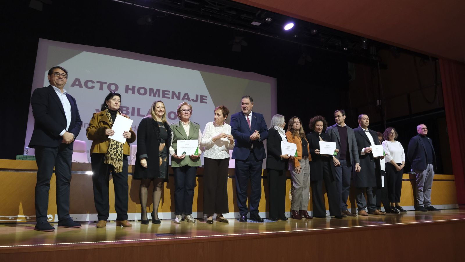Los maestros docentes jubilados reciben su homenaje en la paraninfo de la UAL
