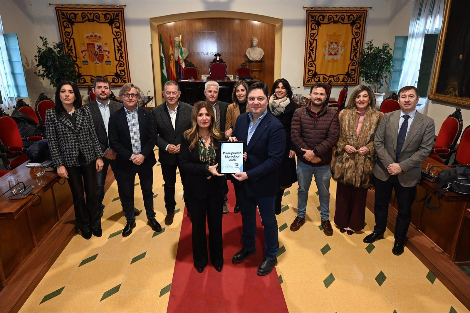 Concejales del equipo de gobierno celebran la aprobación de los presupuestos.