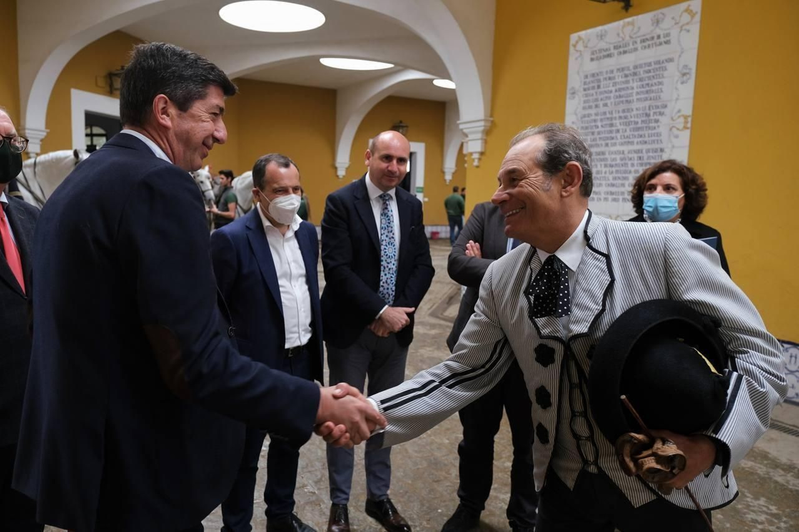 Juan Marín saluda a Rafael Soto durante la visita a la Real Escuela