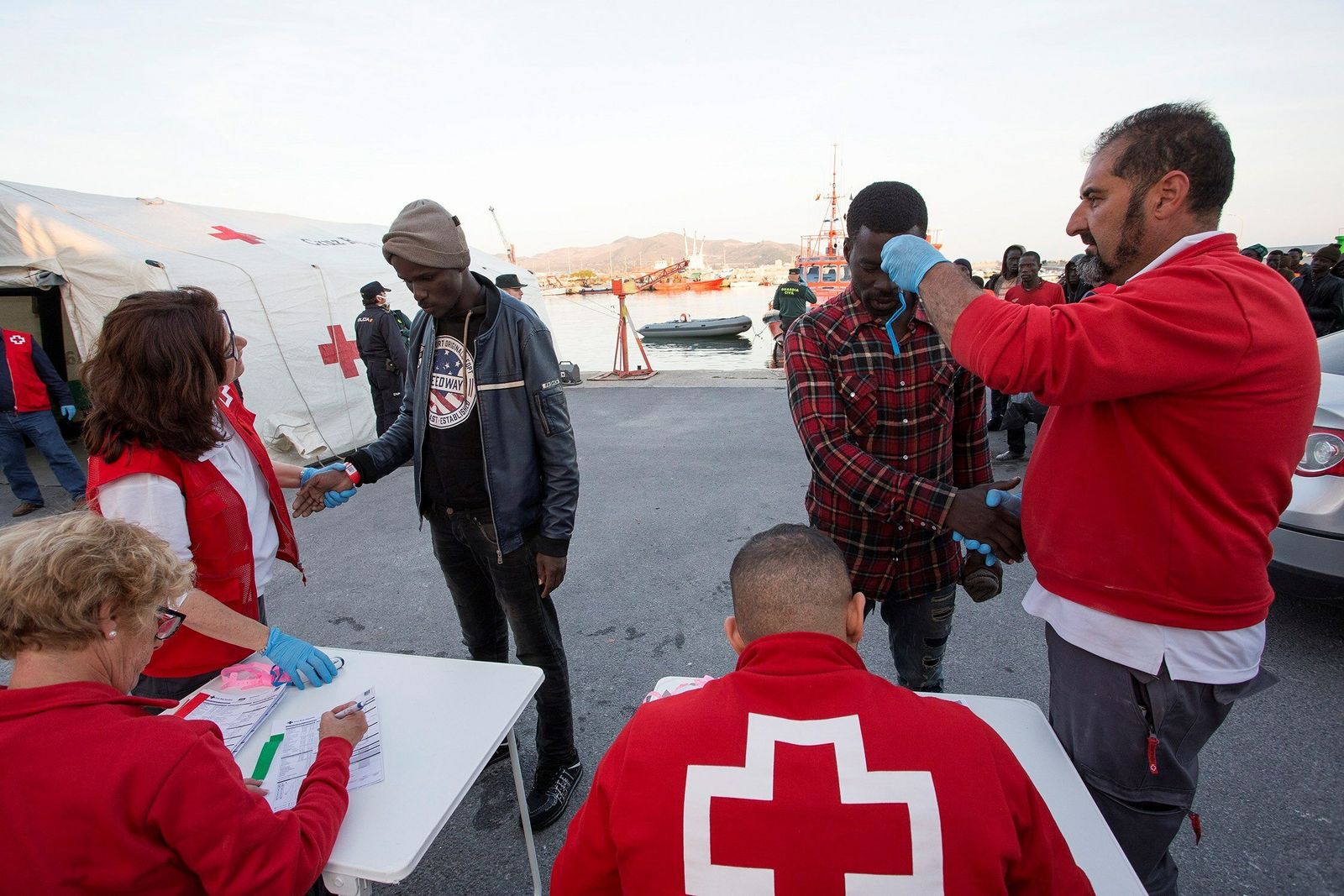 Rescatados 57 inmigrantes de una patera cerca de la costa de Motril