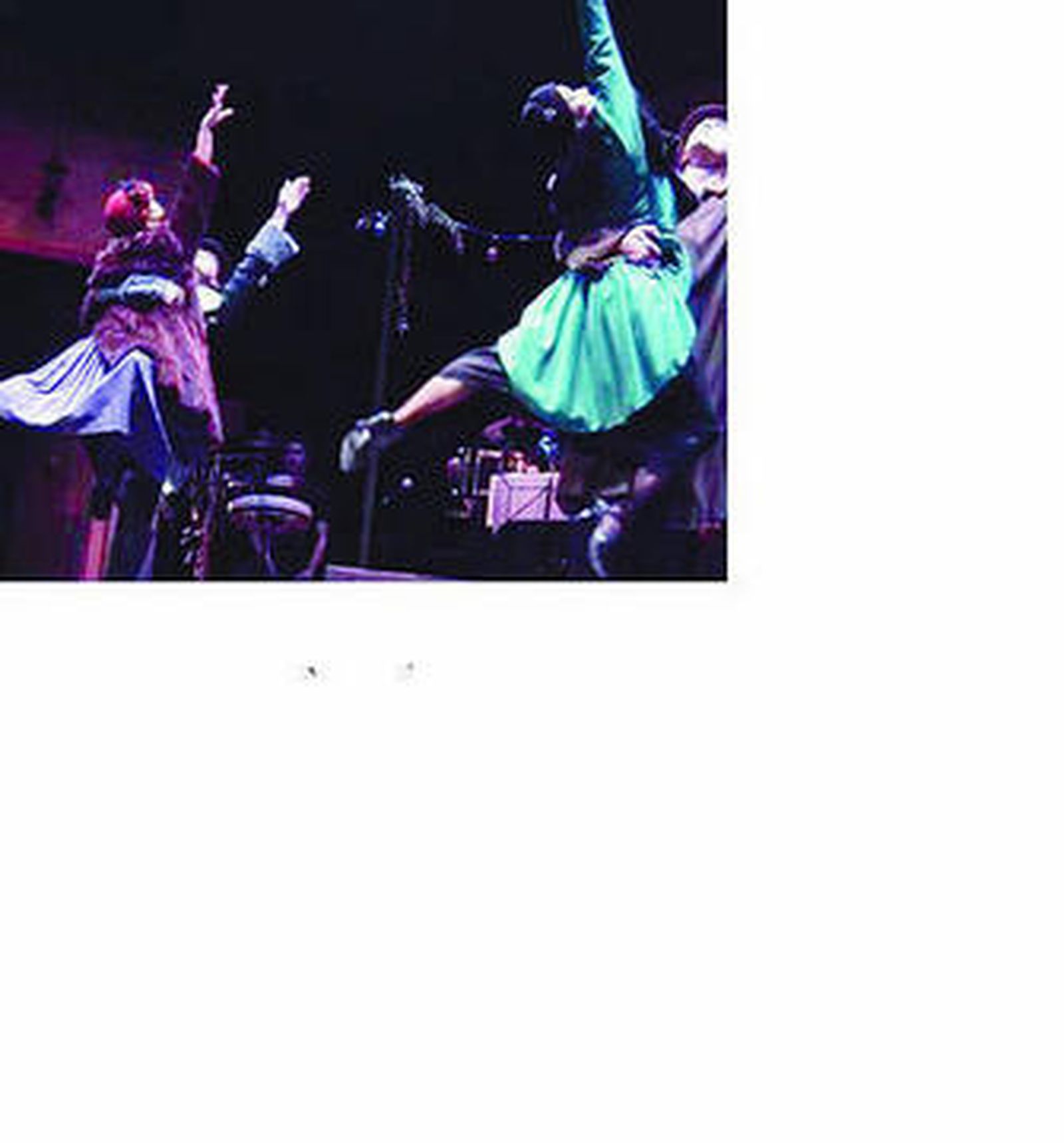 Dos de las parejas que intervienen en la obra dirigida por Diego Arias llevan cabo unos portés.