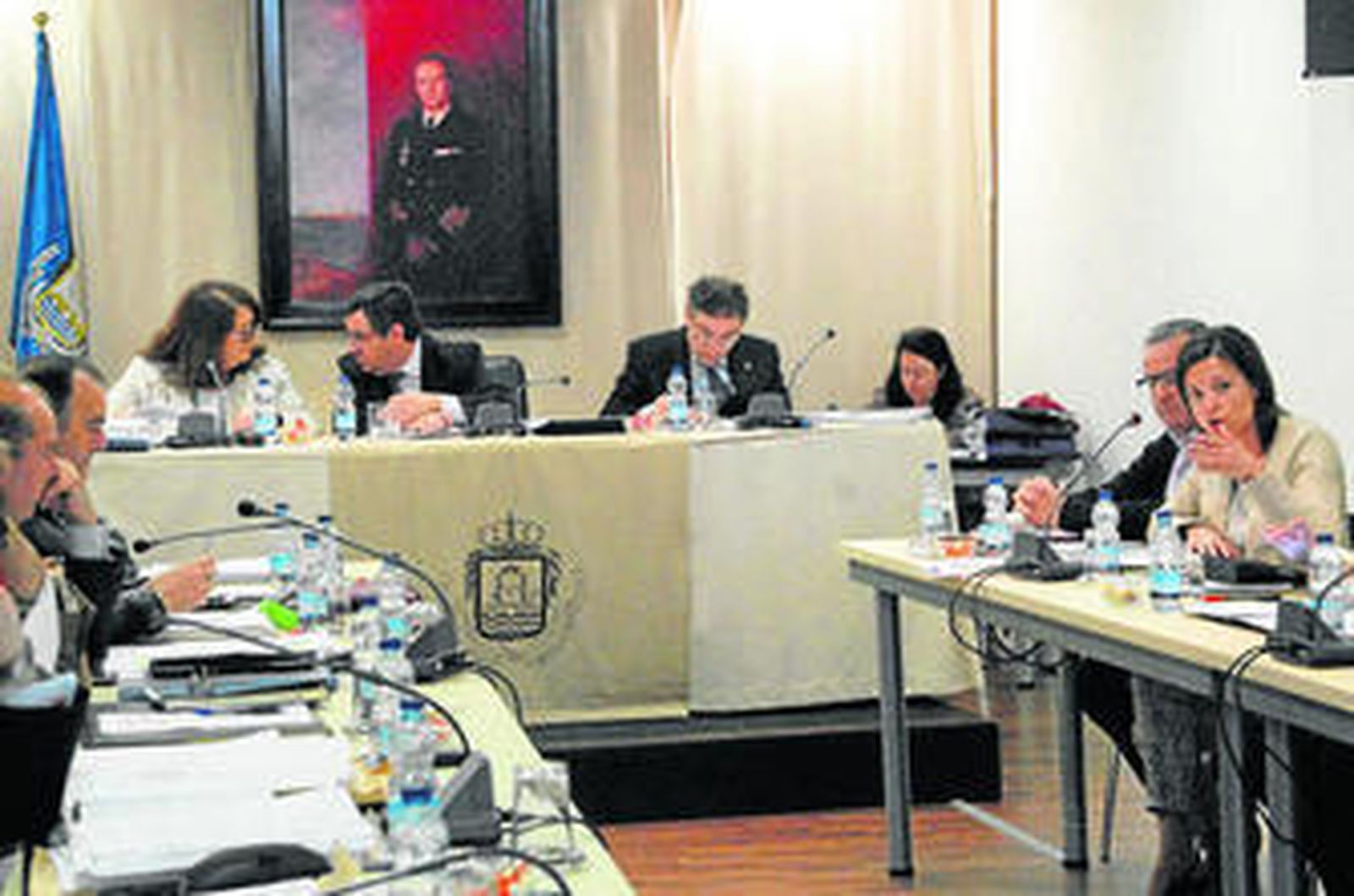 Cavada (a la derecha), en una intervención en un pleno, con el alcalde al fondo presidiendo.