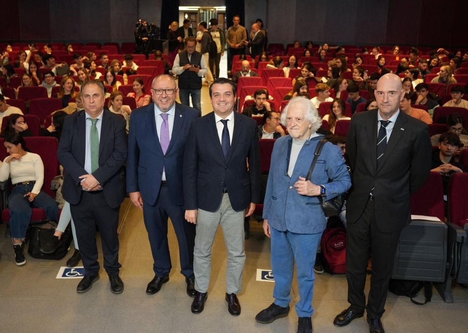 Foto de familia de la inauguración de las jornadas.