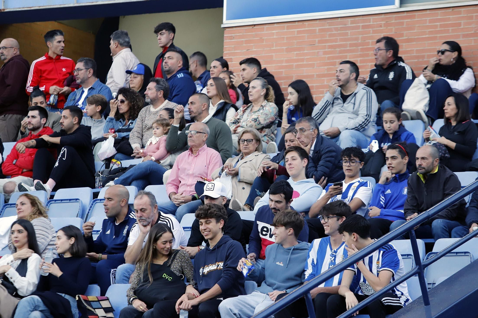 Gran ambiente en las gradas del Nuevo Colombino para el Recre-At Sanluqueño, en imágenes