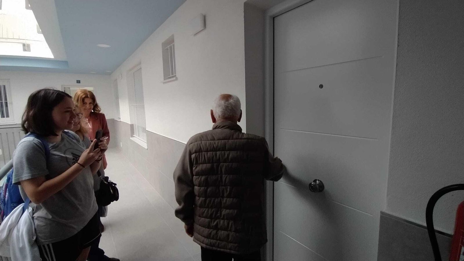 Entrando por primera vez en su nueva casa.