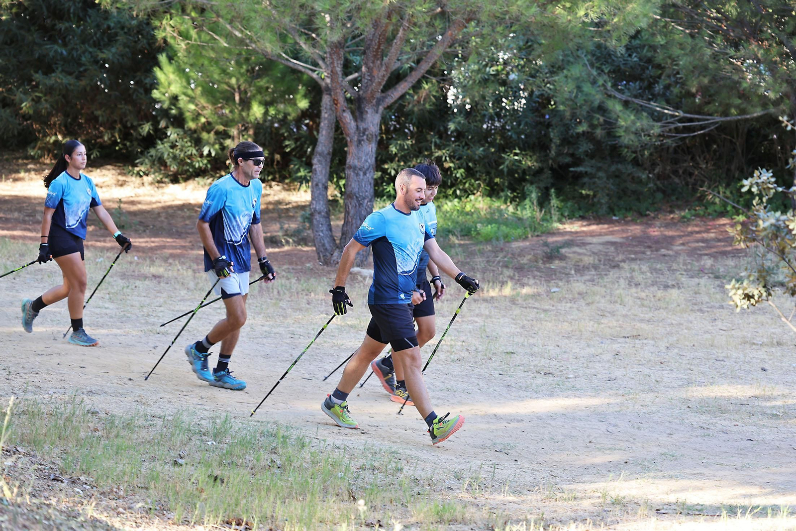 Imágenes de un entrenamiento de marcha nórdica del CD Multideportes