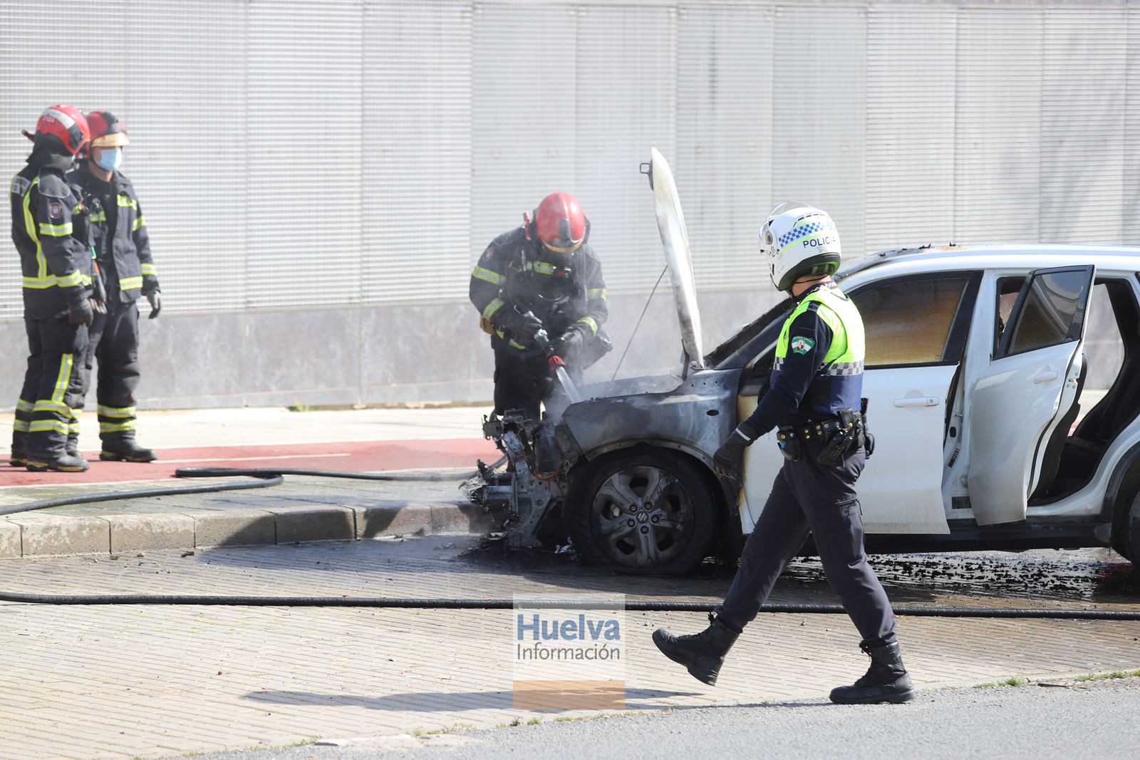 Arde un vehículo en la calle Honduras, junto a las instalaciones deportivas del Saladillo