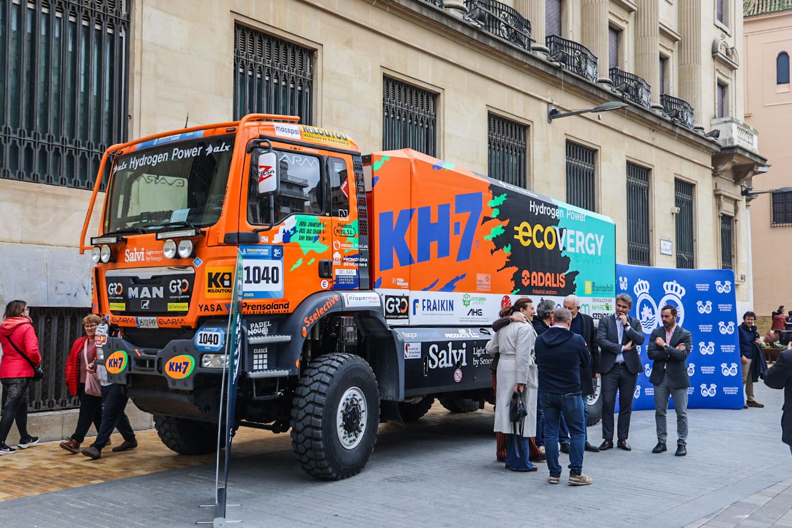 Fotografías de la llegada del vehículo ganador del último Rally Dakar en la categoría Mission 1000, enmarcado en la Jornada 'Huelva presente y futuro en movilidad sostenible y desarrollo territorial'