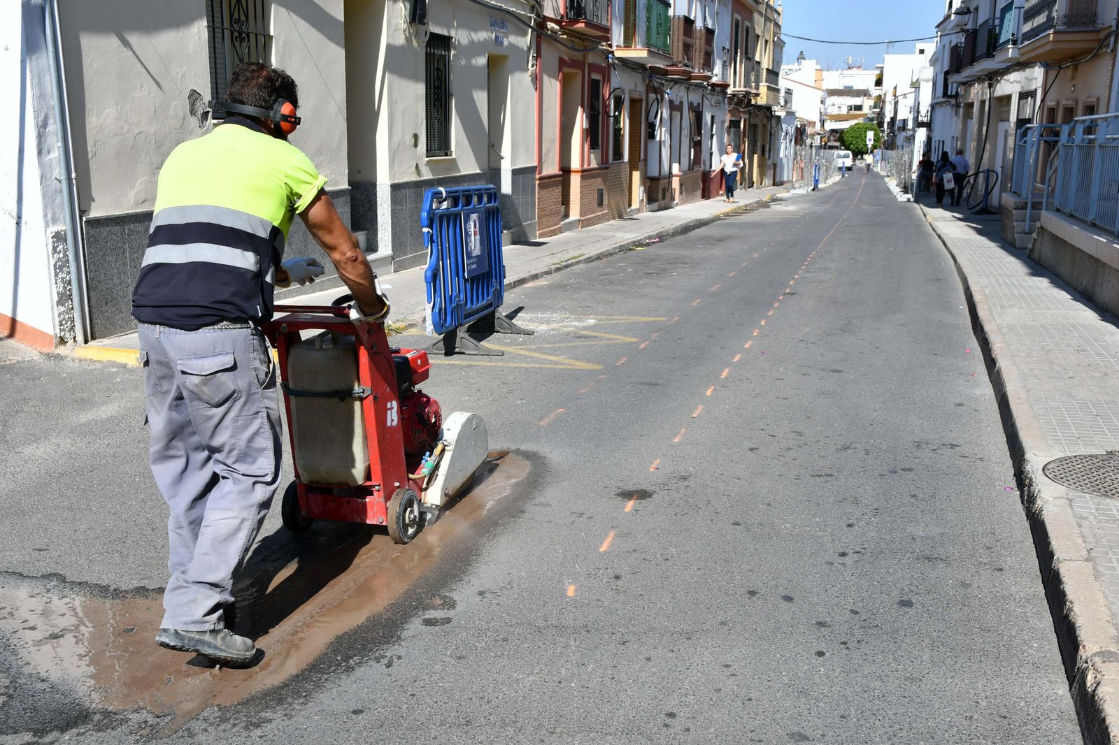 Trabajos de reurbanización en la céntrica calle Clara Campoamor de Tomares.