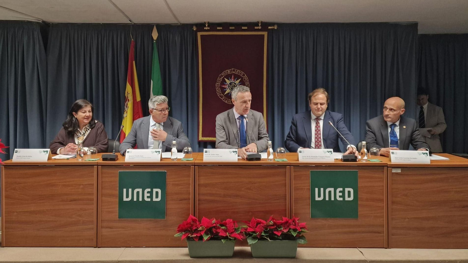 De izq a dcha., Rosario Arias, directora la UNED en el Campo de Gibraltar; Ignacio Trujillo Jaén, diputado de la Diputación de Cádiz; Jesús de Andrés, vicerrector de centros asociados de la UNED; Javier Vázquez, teniente de alcalde del Ayuntamiento de Algeciras, y Juan Carlos Guzmán, secretario del Centro UNED Campo de Gibraltar, en el acto inaugural del curso 2025-2026 de la UNED, en Algeciras.