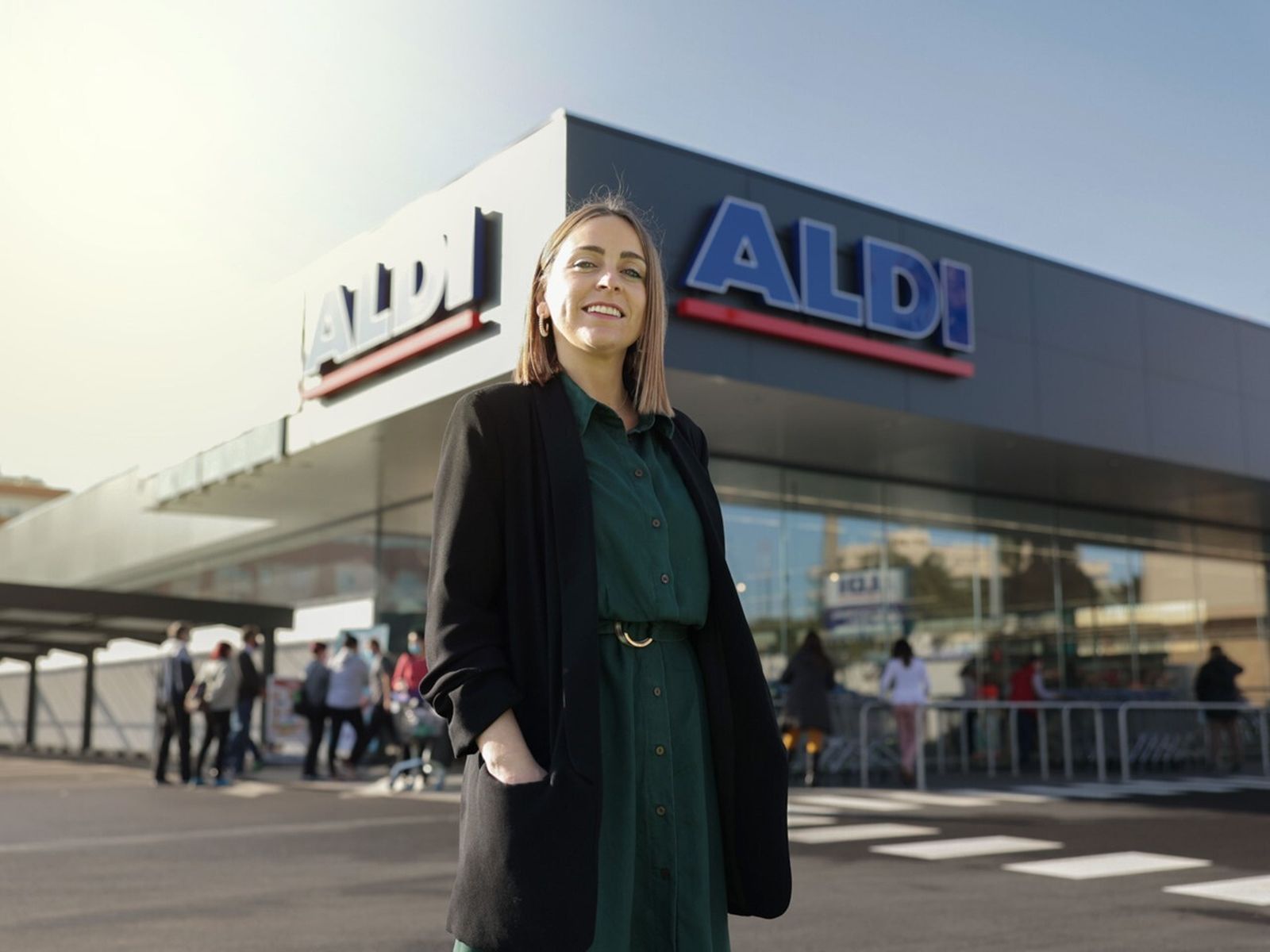 Alba Roig, responsable de Expansión de Aldi frente al nuevo supermercado en Roquetas de Mar