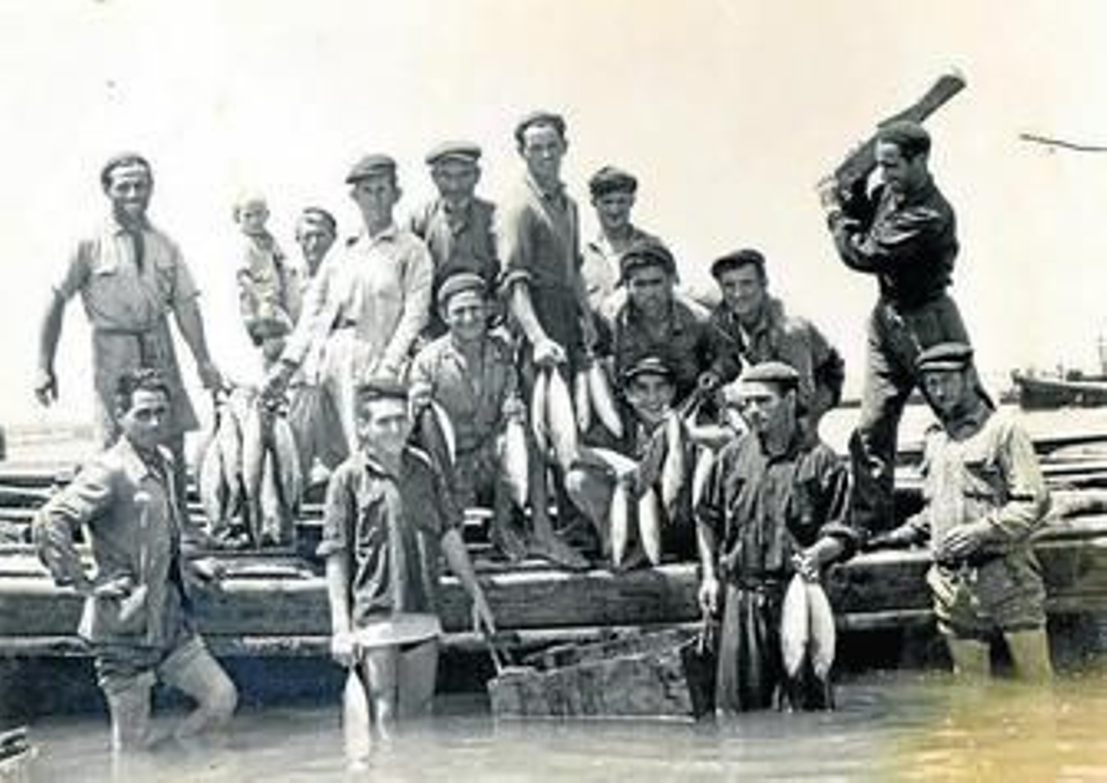 1. Almadraberos onubenses. 2. Almadraberos de Lepe y El Rompido. 3. Levantada en la almadraba de Nueva Umbría. 4. Vista aérea actual del real de la almadraba de Nueva Umbría en la Flecha de El Rompido. 5. Levantada en la actualidad en una almadraba del Golfo de Cádiz. 6. Vista aérea de una levantada en la actualidad de una almadraba del Golfo de Cádiz. 7. José Fernández, El Pelao, uno de los protagonistas del libro Capitanes de almadraba.