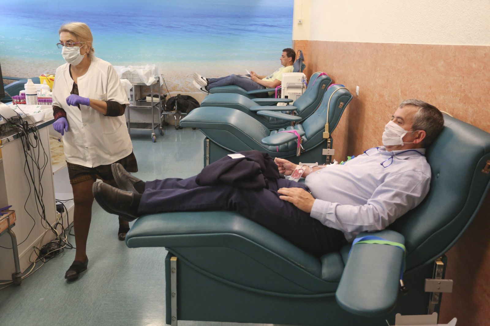 Salir a donar sangre en la Málaga del coronavirus, en fotos