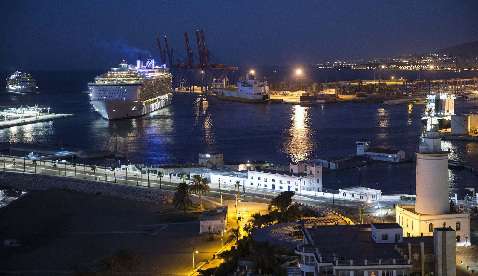 El crucero ‘Oasis of the Seas’ accediendo al  puerto de Málaga en una imagen de archivo.