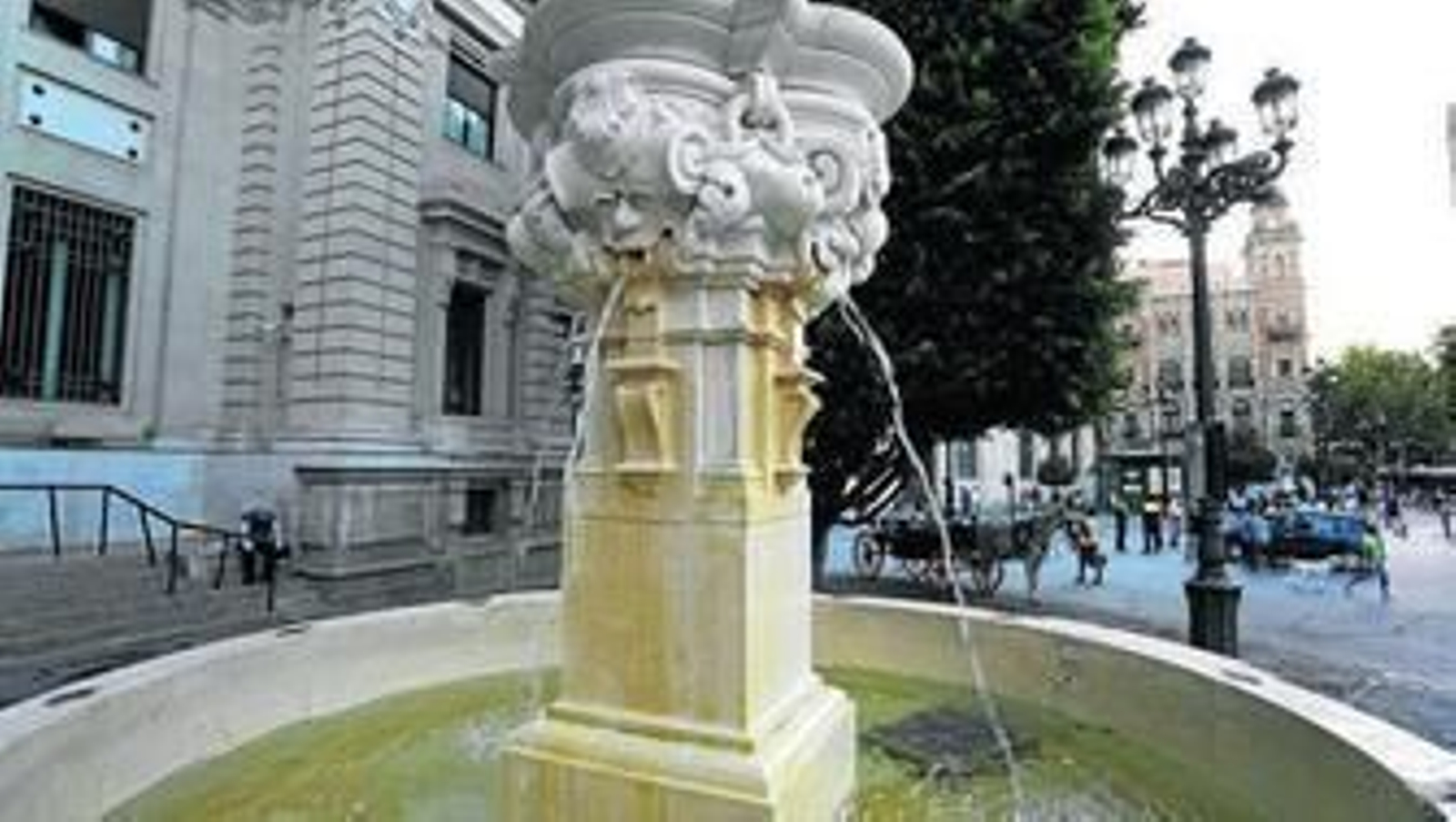Pedestal de la fuente de Mercurio, en la Plaza de San Francisco, manchado con el óxido.