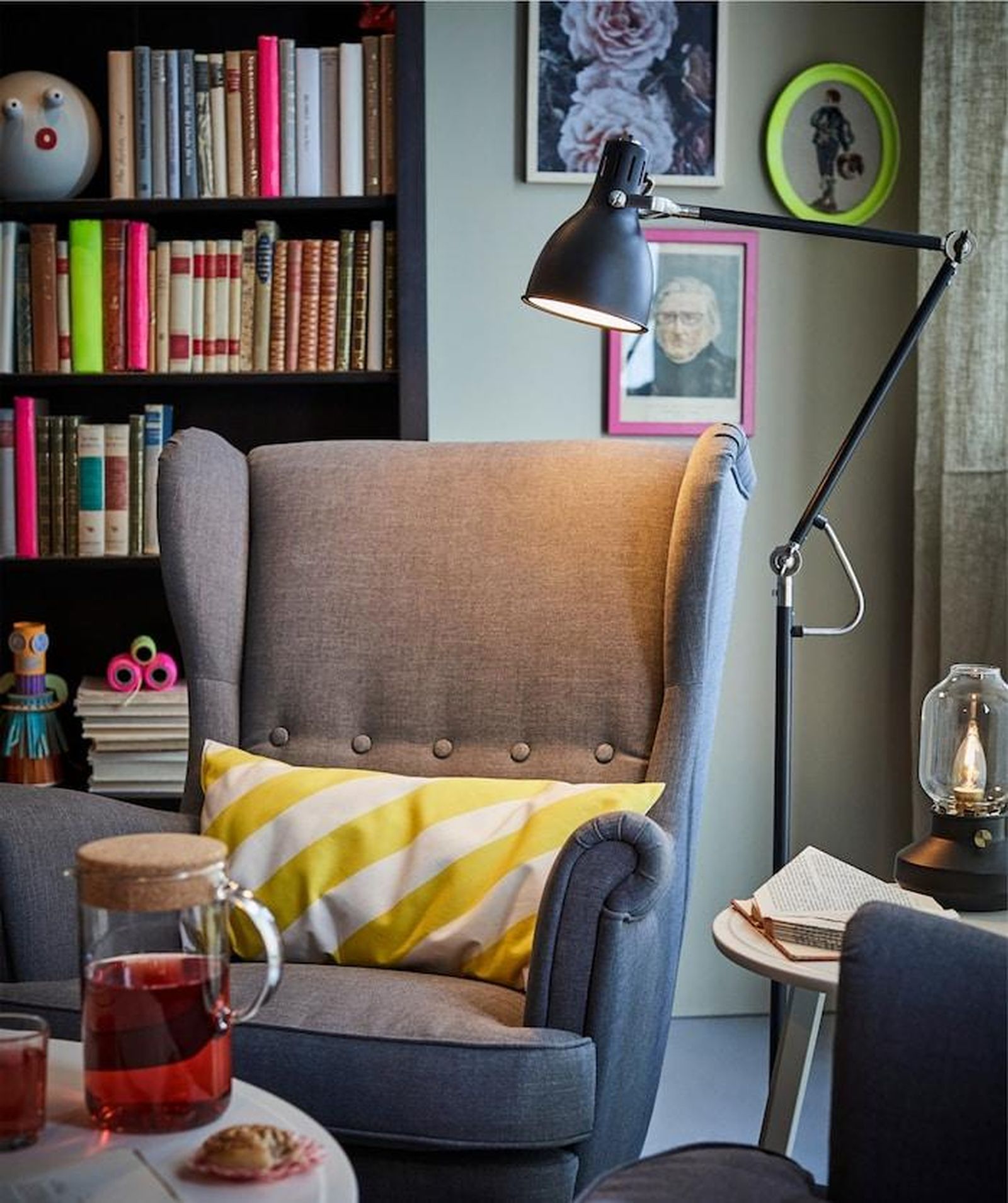 Lámpara de lectura en un rincón del salón.