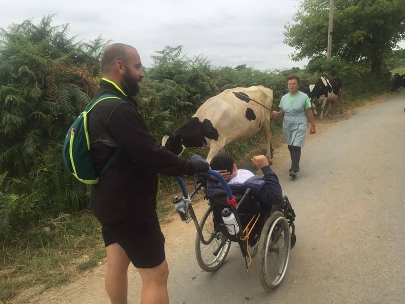 Antonio Pedro junto al pequeño Mario en una de las etapas de un anterior desafío.