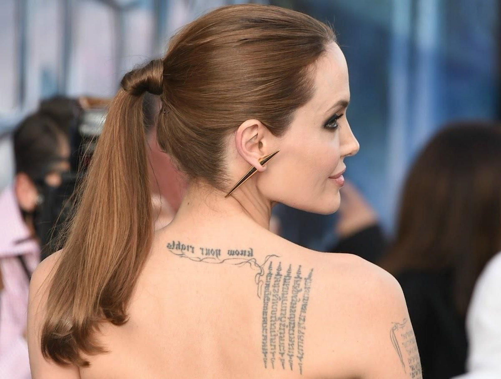 Angelina Jolie lleva tatuajes relacionados con sus hijos.