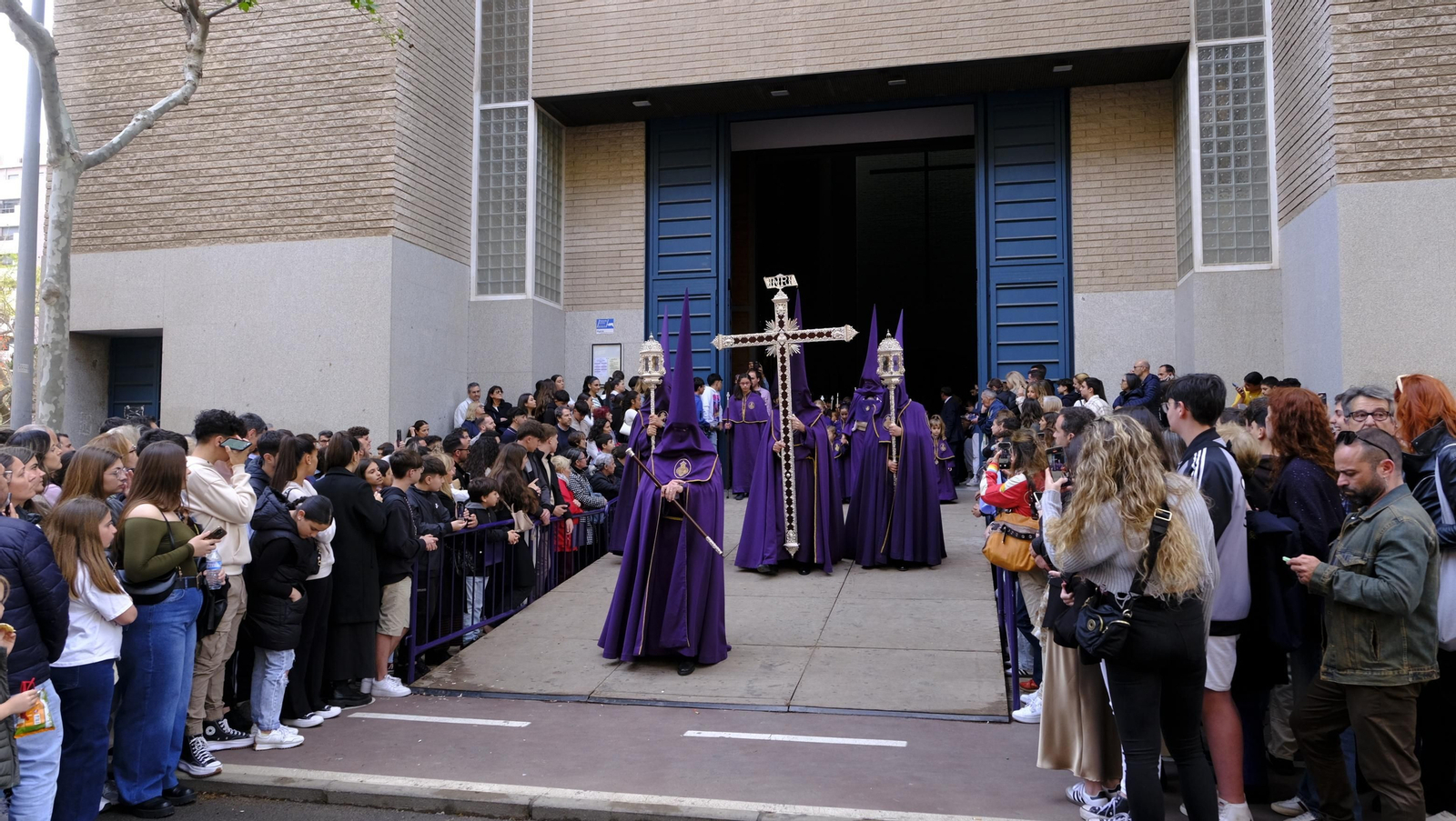 Pasión vuelve a su Iglesia de Santa Teresa azotada por la lluvia