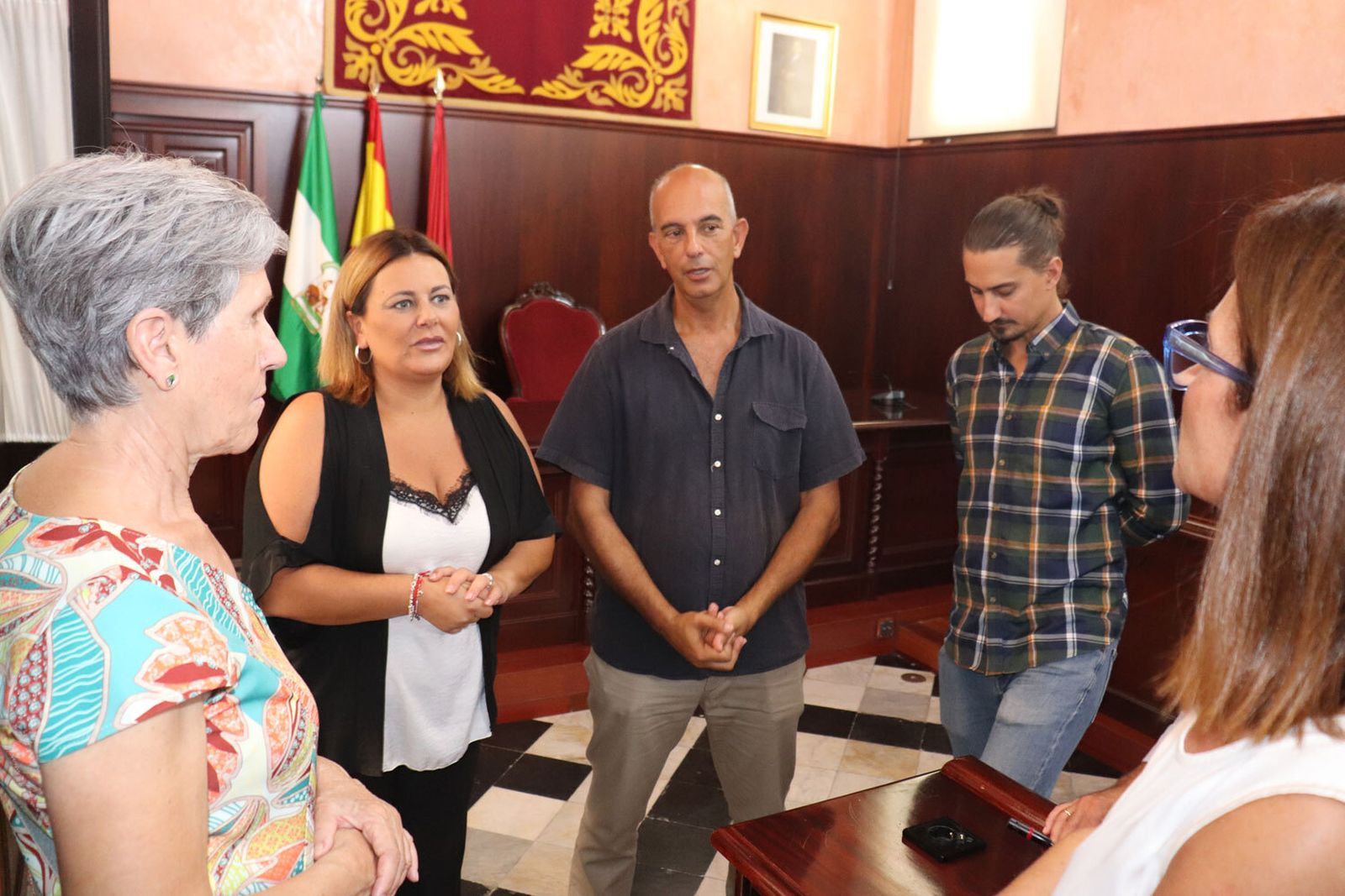 Touroperadores de BC Tours y TUI junto a la alcaldesa y operadores locales